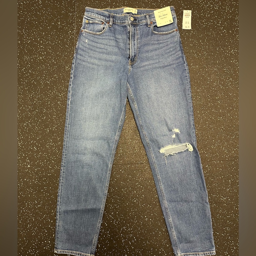 Women’s Abercrombie Jeans. BNWT. Mom high rise. Size 30